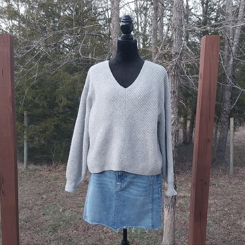 H&M Light Gray V-Neck Sweater